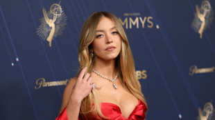 Estrelas da televisão brilham no tapete vermelho do Emmy