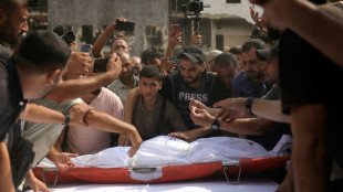 Palestinos se reúnem em Gaza para funeral de jornalistas da Al Jazeera mortos em bombardeio israelense