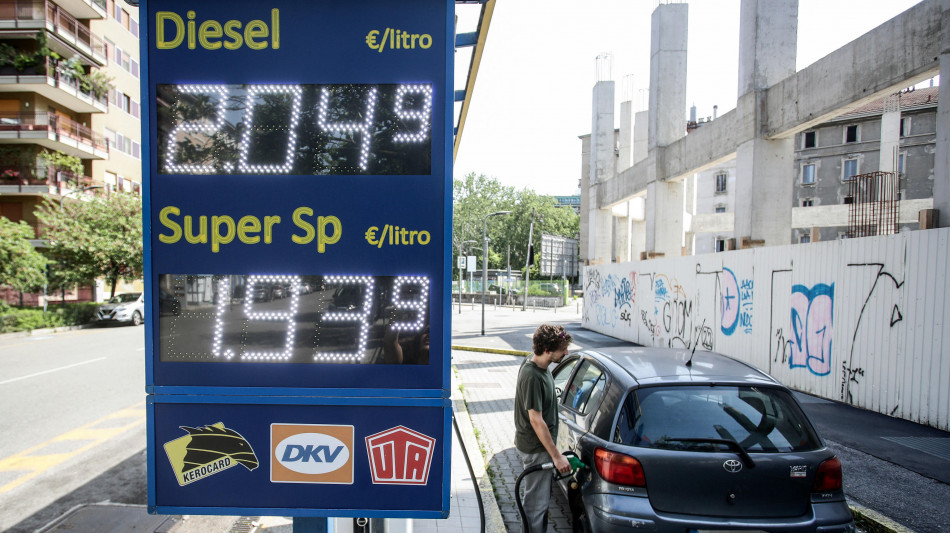 Mimit, il gasolio torna sopra 2 euro al litro