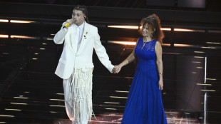 Sayf si emoziona e porta sul palco la mamma Samia