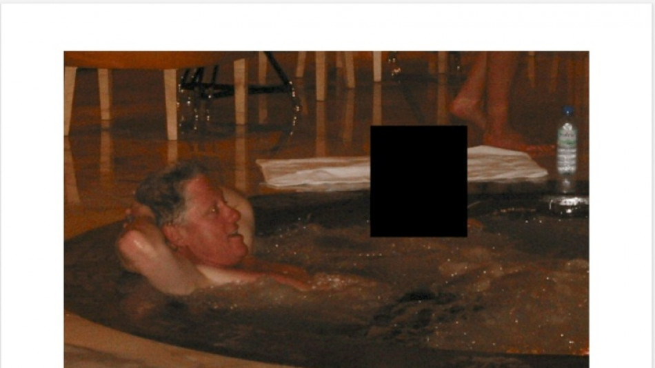 El expresidente Clinton da explicaciones sobre sus fotos en los archivos Epstein
