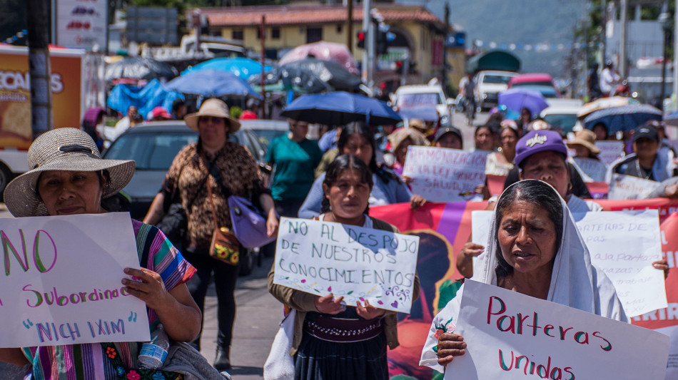 Messico, le levatrici indigene del Chiapas in marcia per i loro diritti