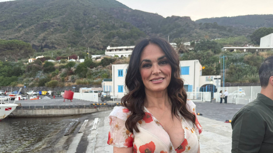 Cucinotta a Marefestival Salina, 'Troisi ha insegnato la bellezza'