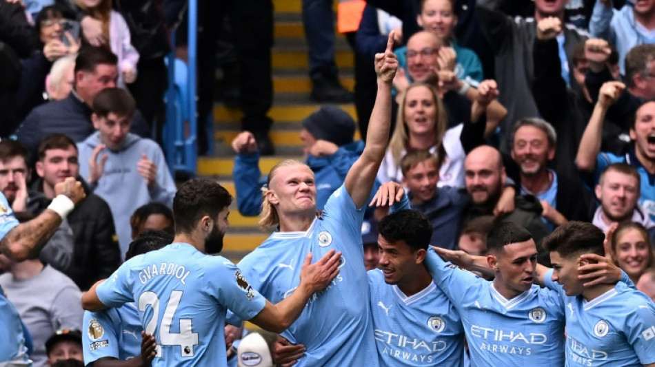 City vence Forest e se mant&eacute;m 100% no Ingl&ecirc;s; United volta a vencer