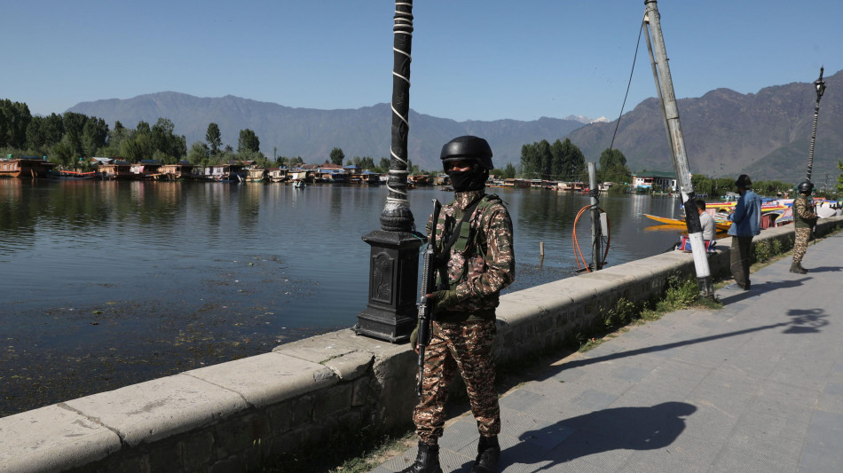Kashmir, quinta notte di scontri tra India e Pakistan