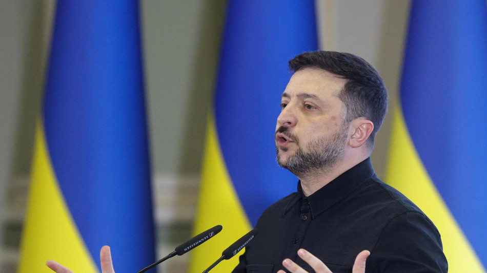 Zelensky, 'posizioni forti per impedire a Putin di eludere la pace'