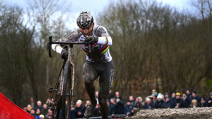 Un imperial Van der Poel iguala el récord de títulos mundiales de ciclocrós