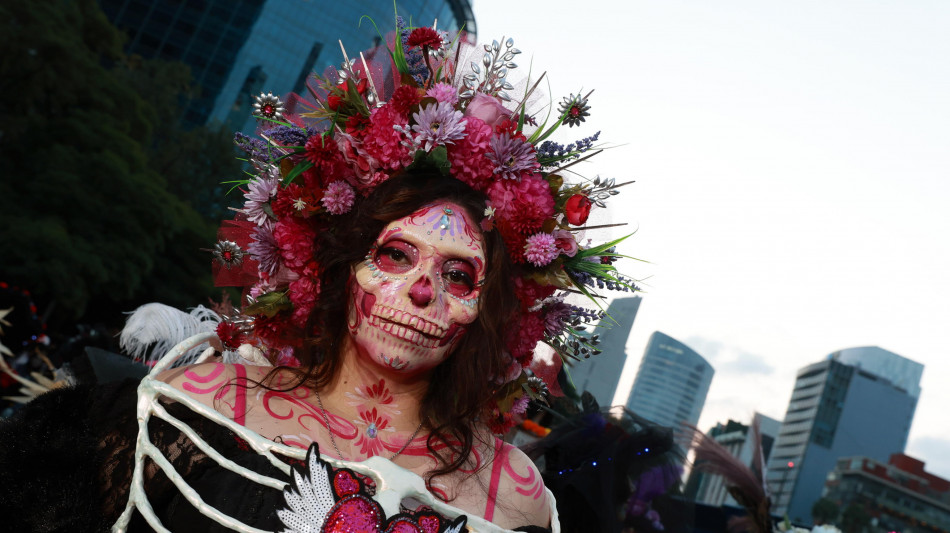 Folla a Citt&agrave; del Messico per la mega processione delle Catrinas