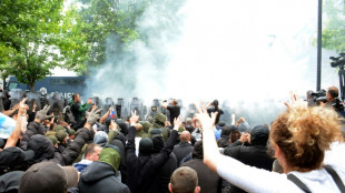 Confrontos deixam mais de 30 soldados da for&ccedil;a internacional feridos em Kosovo