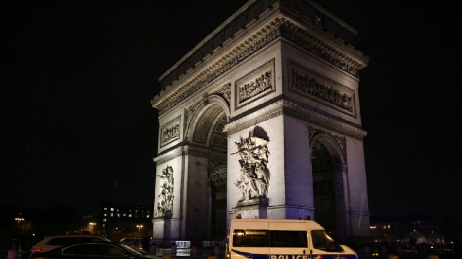 La polic&iacute;a dispara a un hombre que empu&ntilde;aba un cuchillo en el Arco del Triunfo en Par&iacute;s