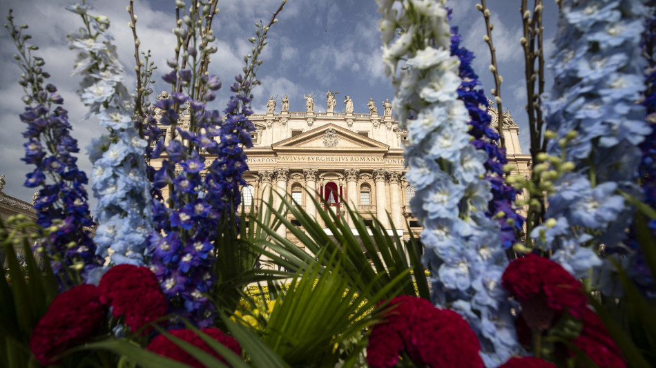 Folla di fedeli a piazza San Pietro tra dolore e incredulità