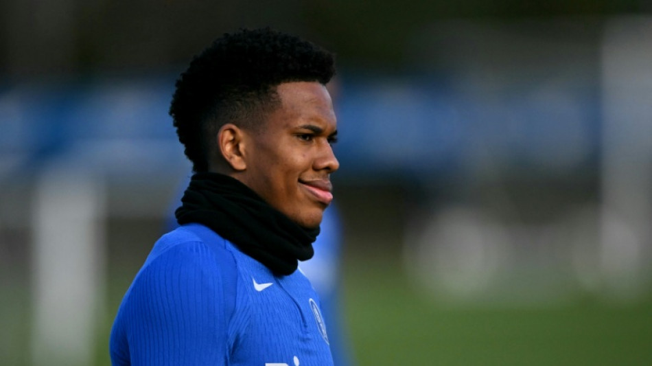 T&eacute;cnico do Chelsea n&atilde;o imp&otilde;e prazo para retorno de Est&ecirc;v&atilde;o, que est&aacute; no Brasil por motivos pessoais