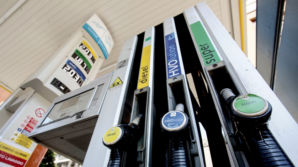 Mimit, prezzi carburanti in aumento, benzina self venduta a 1,949 euro