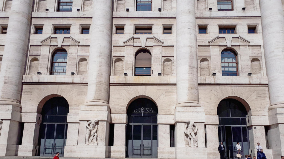 Borsa: Milano in lieve calo (-0,1%), corre Stellantis, cede Stm