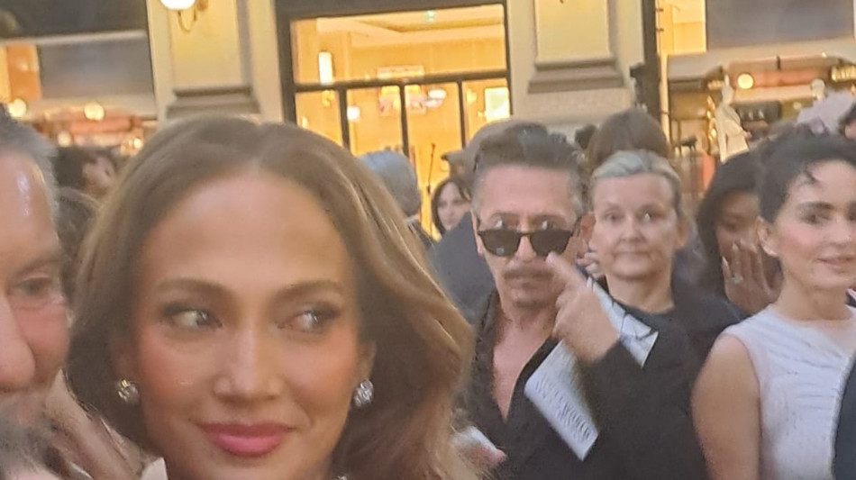 Anche Jennifer Lopez in Galleria a Milano per Vogue