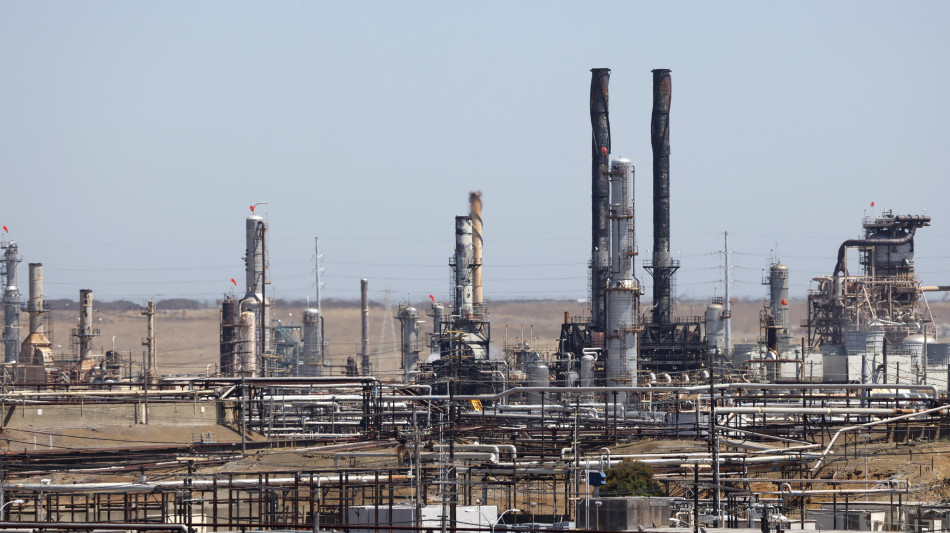 Prezzo del petrolio in rialzo, timori mercati su colloqui Usa-Iran