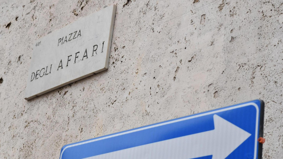 Borsa: Milano accelera (+0,3%), balza Leonardo, giù Campari