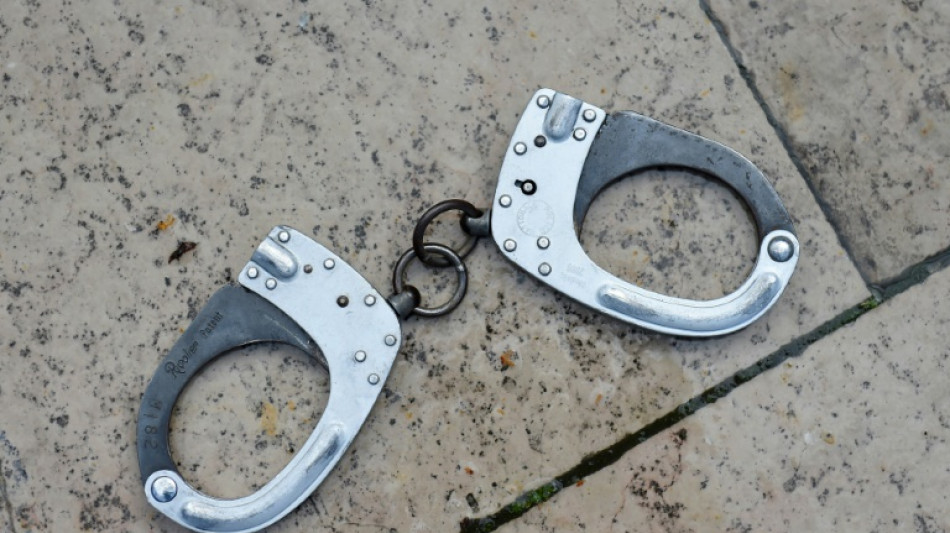 19-J&auml;hriger soll E-Scooter auf Polizeiauto in Frankfurt am Main geworfen haben