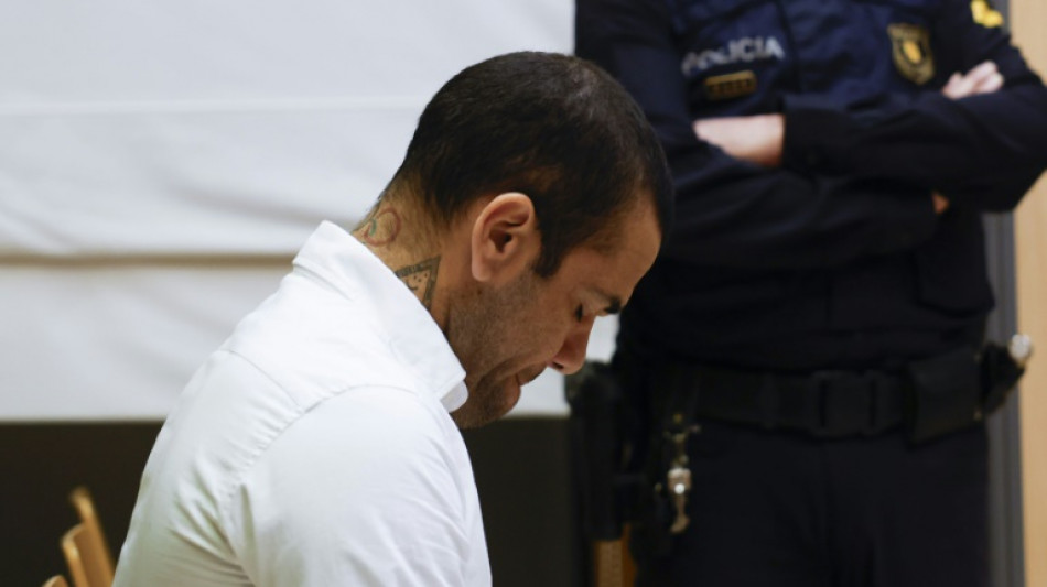 Daniel Alves &eacute; convocado para comparecer a tribunal nesta 5&ordf; feira