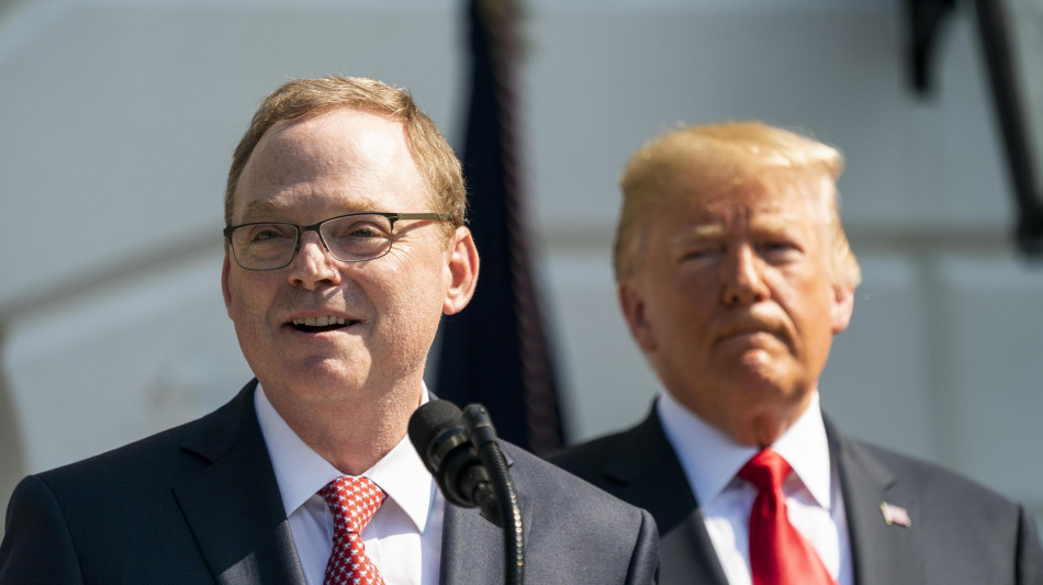 Wall Street debole, i dubbi di Trump su Hassett alla guida della Fed