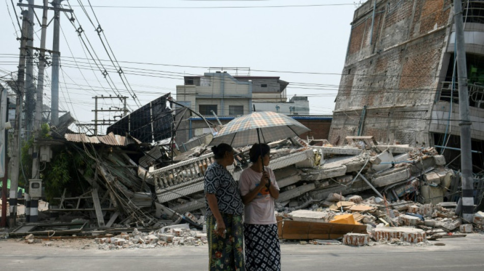 Birmanie: minute de silence pour les victimes du séisme, une survivante secourue à Naypyidaw