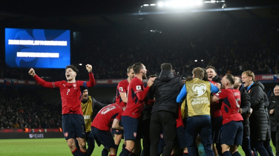 Rep&uacute;blica Tcheca vence Dinamarca nos p&ecirc;naltis e se garante na Copa de 2026